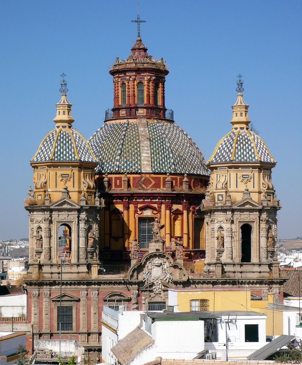 Vista exterior de la cúpula decorada y torres laterales de la Iglesia de San Luis de los Franceses en el centro histórico de Sevilla.
