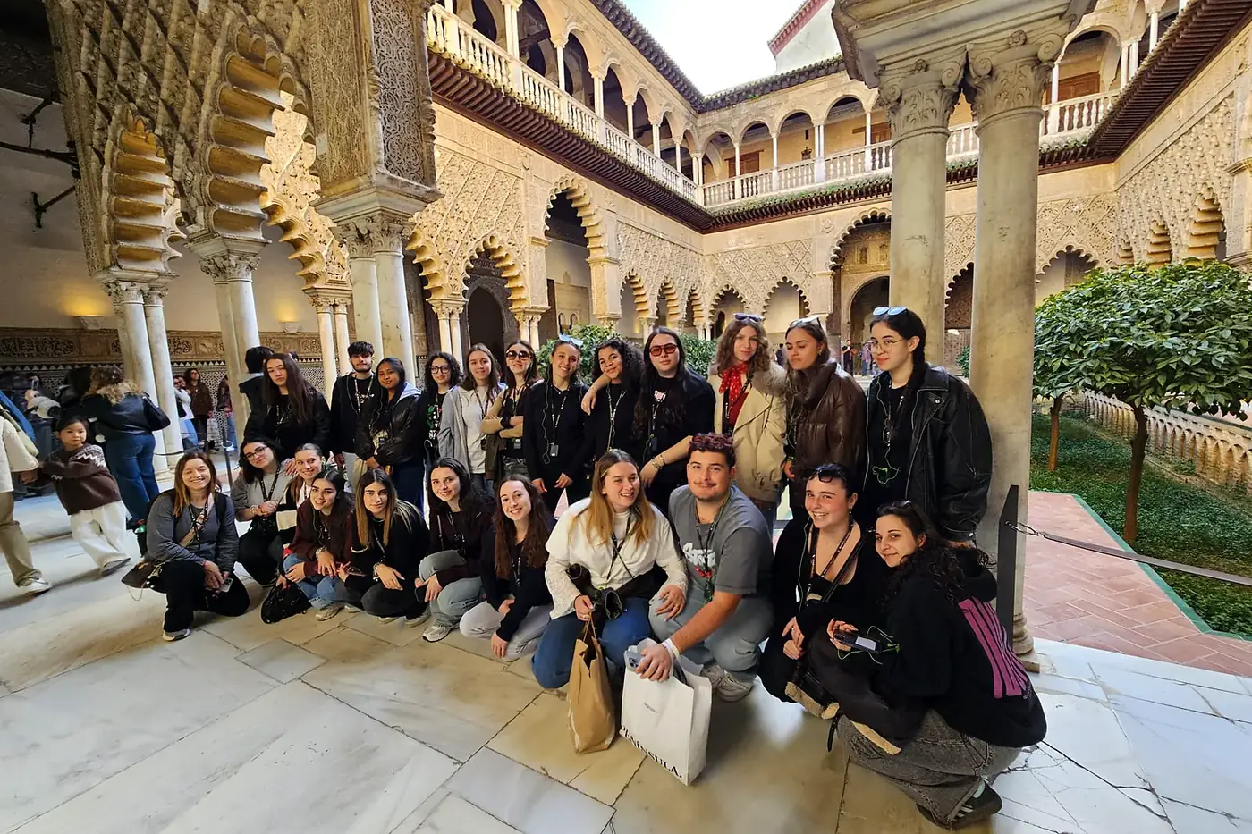 Grupo escolar en el Patio de las Doncellas del Real Alcázar de Sevilla
