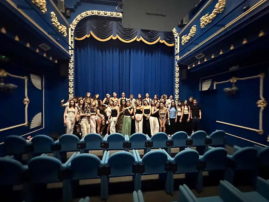 Grupo de estudiantes en el escenario del Teatro Flamenco Triana, en Sevilla