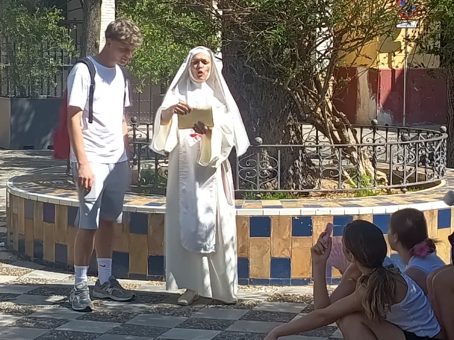 Ruta teatralizada con estudiantes en una plaza de Sevilla