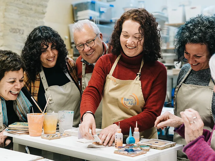 Grupo pintando azulejos en el taller de azulejos de Sevilla